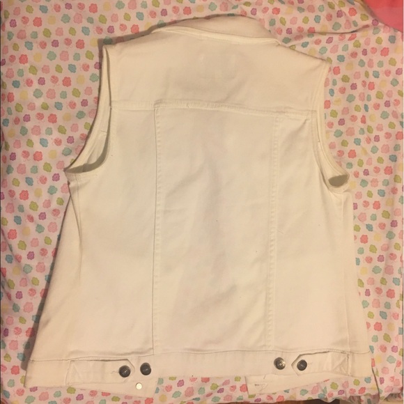 White Jean Vest with Buttons - Picture 4 of 6